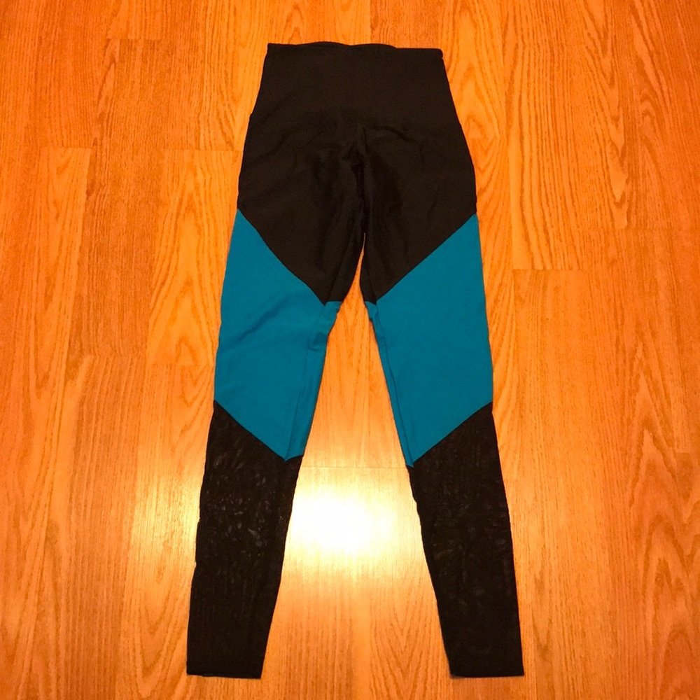 Onzie Flow Leggings w/ Mesh Sz. XS in EUC!